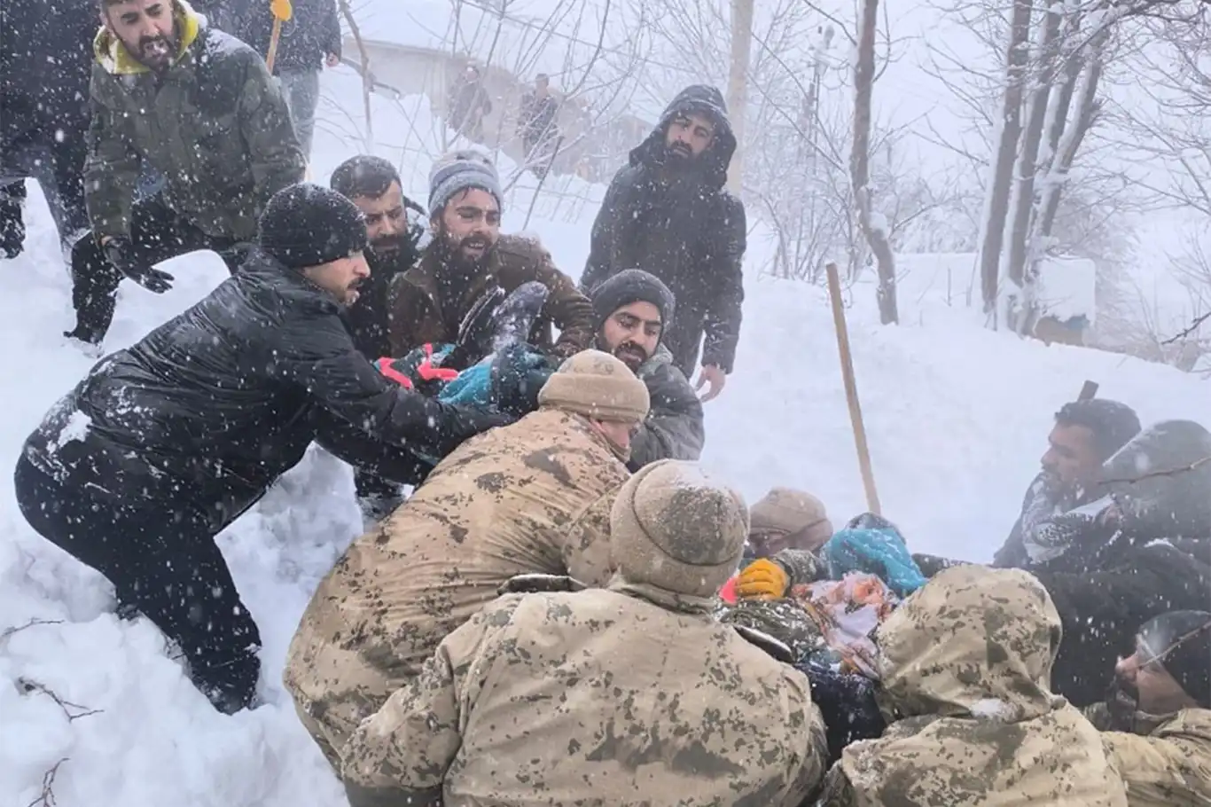 Van’da evler çığ altında kaldı, bir kadın kurtarıldı
