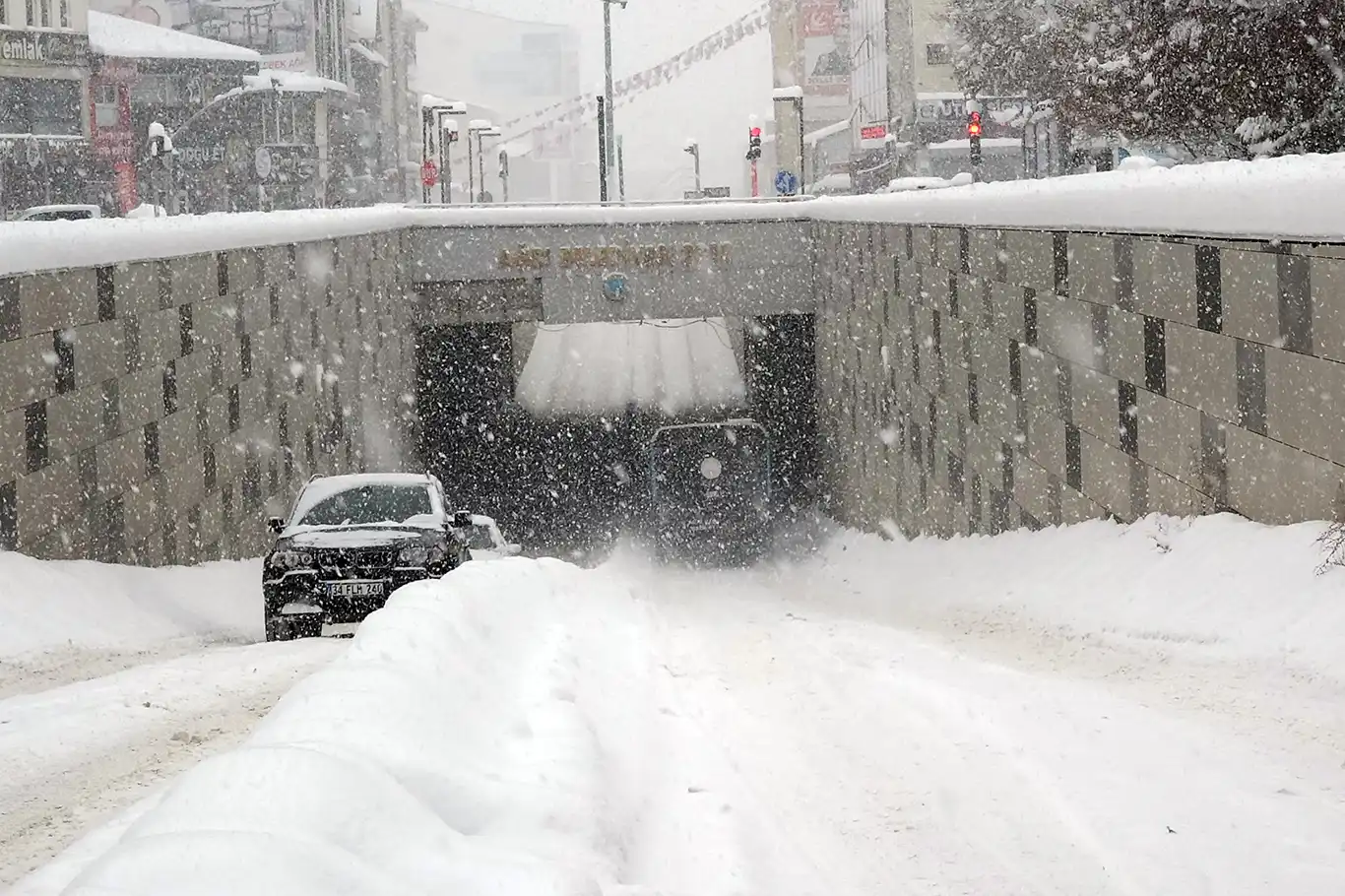 Ağrı'da yoğun kar yağışı nedeni ile yollar kapandı, ekipler yetersiz kaldı