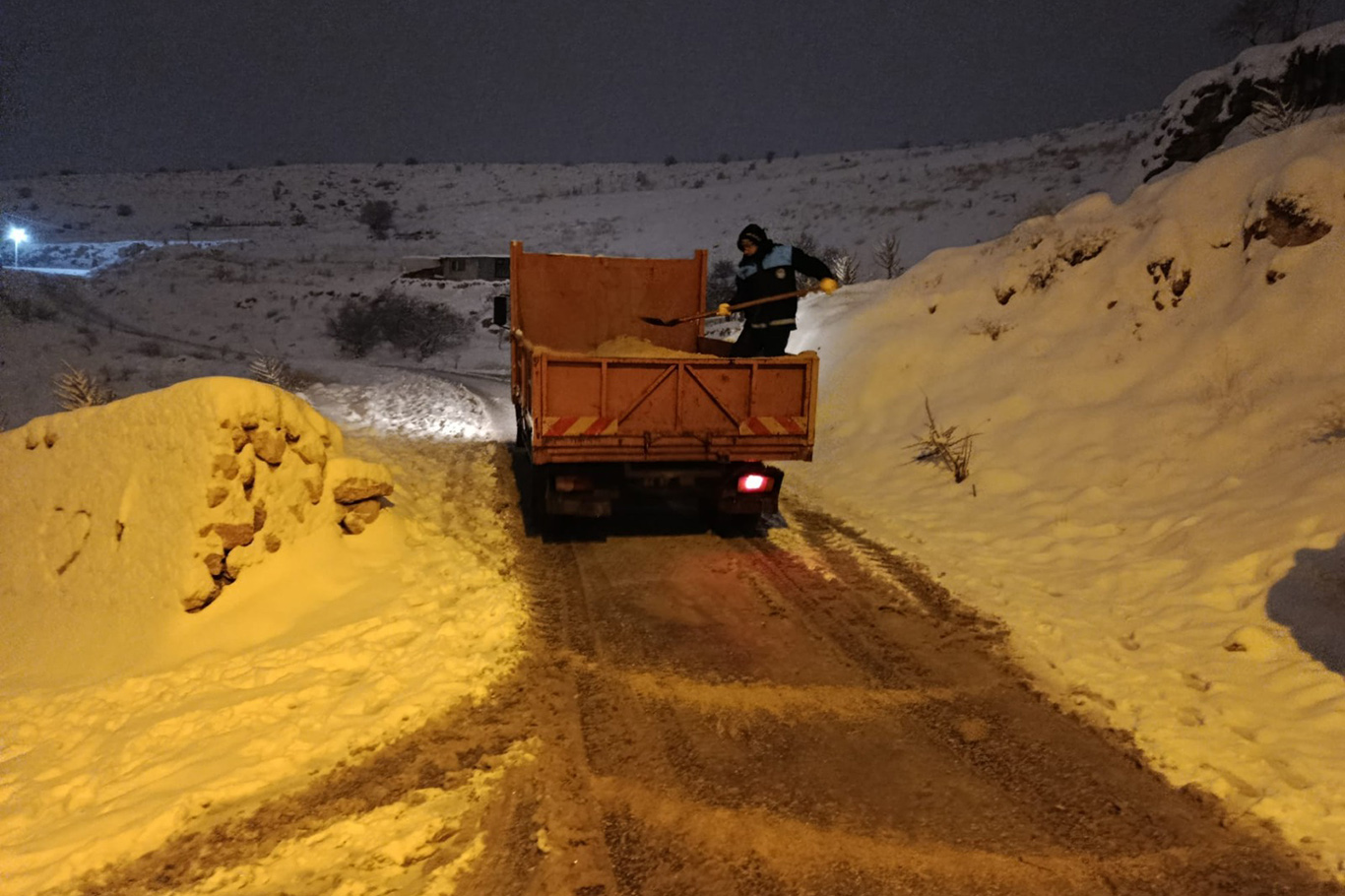 Malatya'da kar yağışı 2 gündür devam ediyor, ekipler gece gündüz çalışıyor