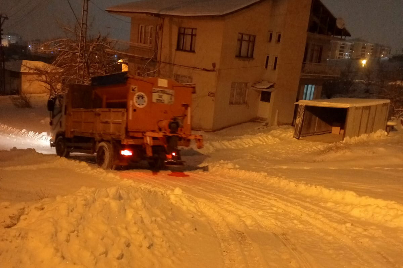 Malatya'da kar yağışı 2 gündür devam ediyor, ekipler gece gündüz çalışıyor