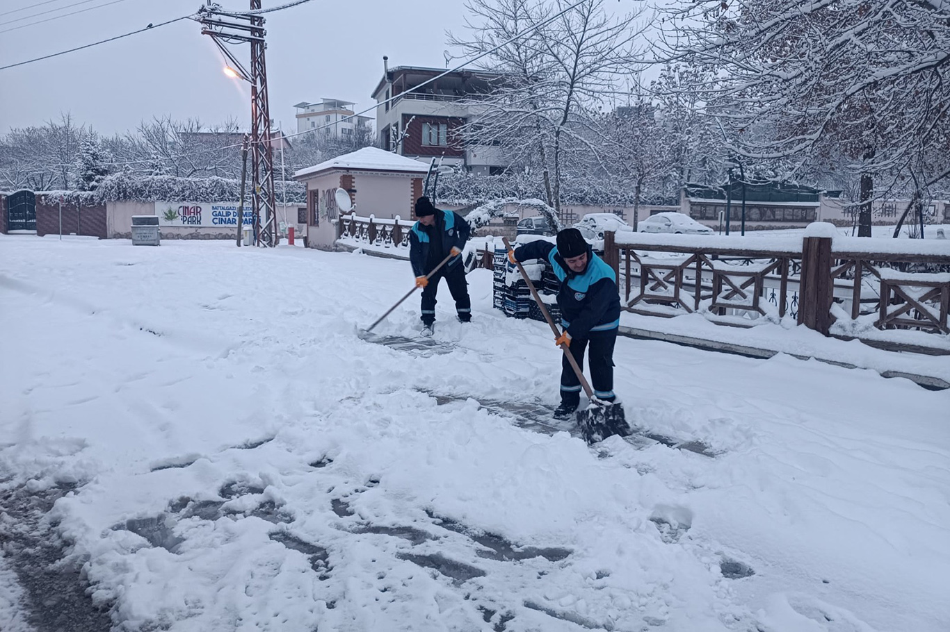 Malatya'da kar yağışı 2 gündür devam ediyor, ekipler gece gündüz çalışıyor
