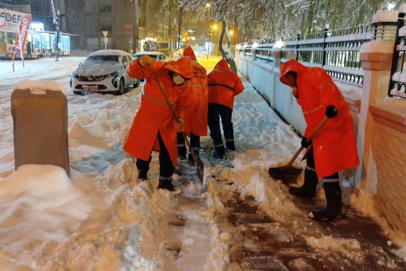 Malatya'da kar yağışı 2 gündür devam ediyor, ekipler gece gündüz çalışıyor