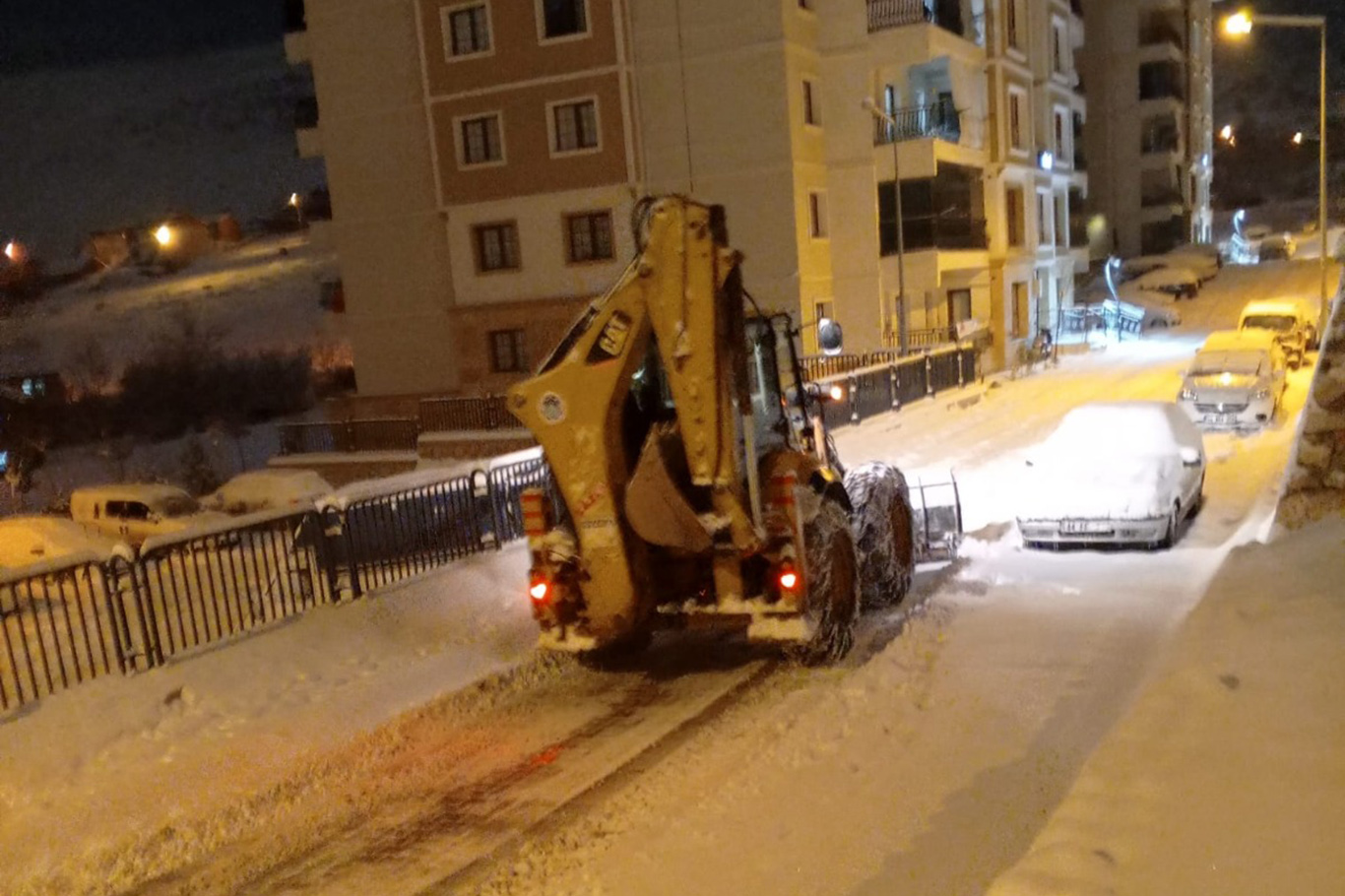 Malatya'da kar yağışı 2 gündür devam ediyor, ekipler gece gündüz çalışıyor