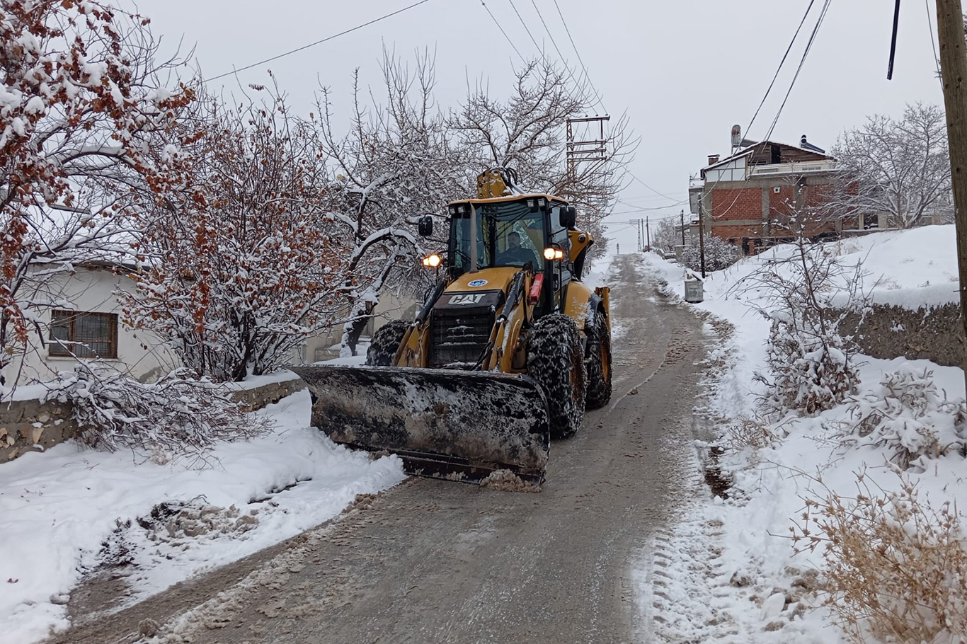 Malatya'da kar yağışı 2 gündür devam ediyor, ekipler gece gündüz çalışıyor