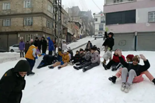 Gaziantep’te yoğun kar yağışı çocuklara eğlence oldu