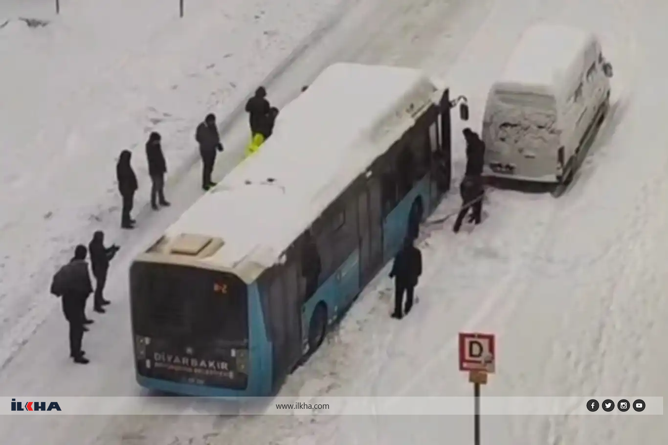 Wesayît li ser rê xera bûn, û rêwiyan bi pêlkirina wan mudaxele kirin