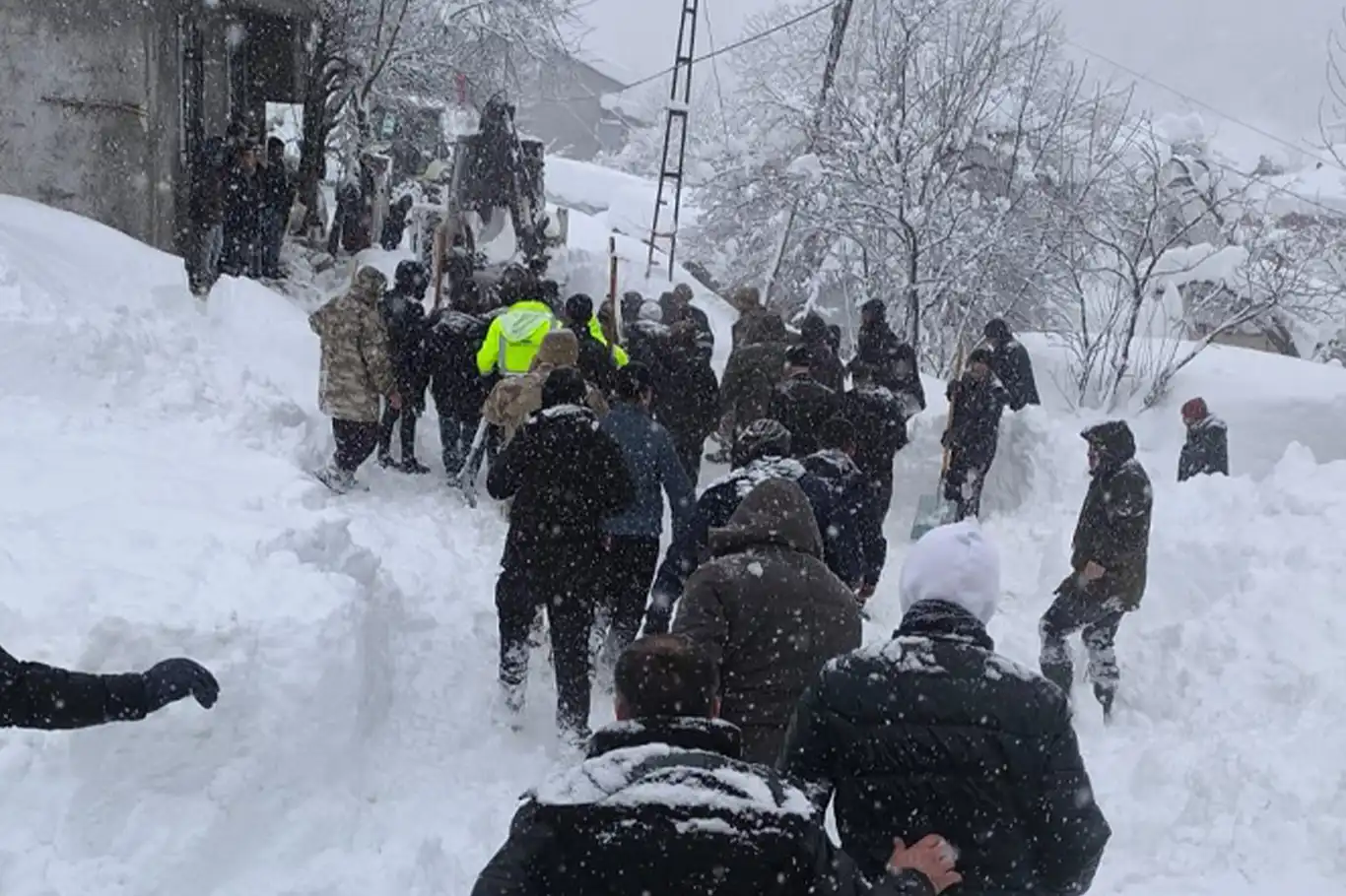 Van’da çığ altından çıkarılan kadın hayatını kaybetti