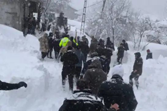 Van’da çığ altından çıkarılan kadın hayatını kaybetti