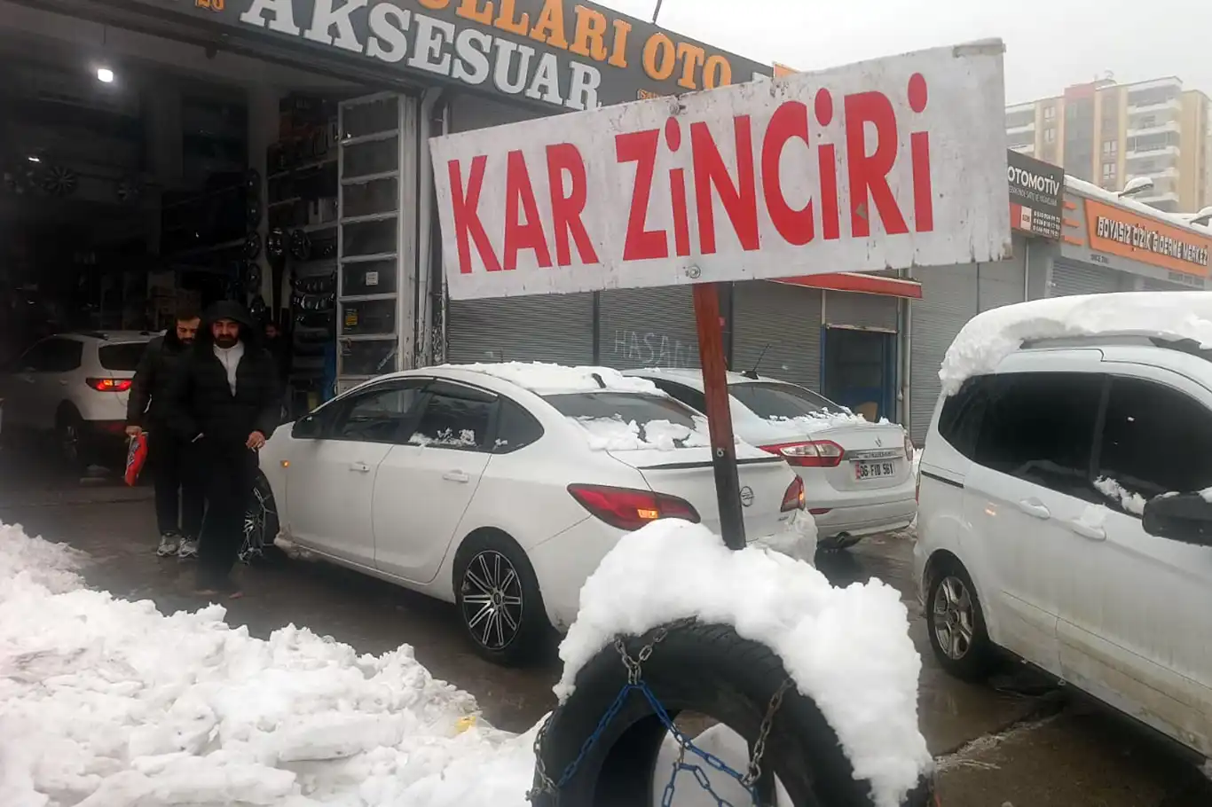 Yoğun kar yağışı sonrası lastikçilerde zincir kuyruğu oluştu