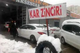 Yoğun kar yağışı sonrası lastikçilerde zincir kuyruğu oluştu