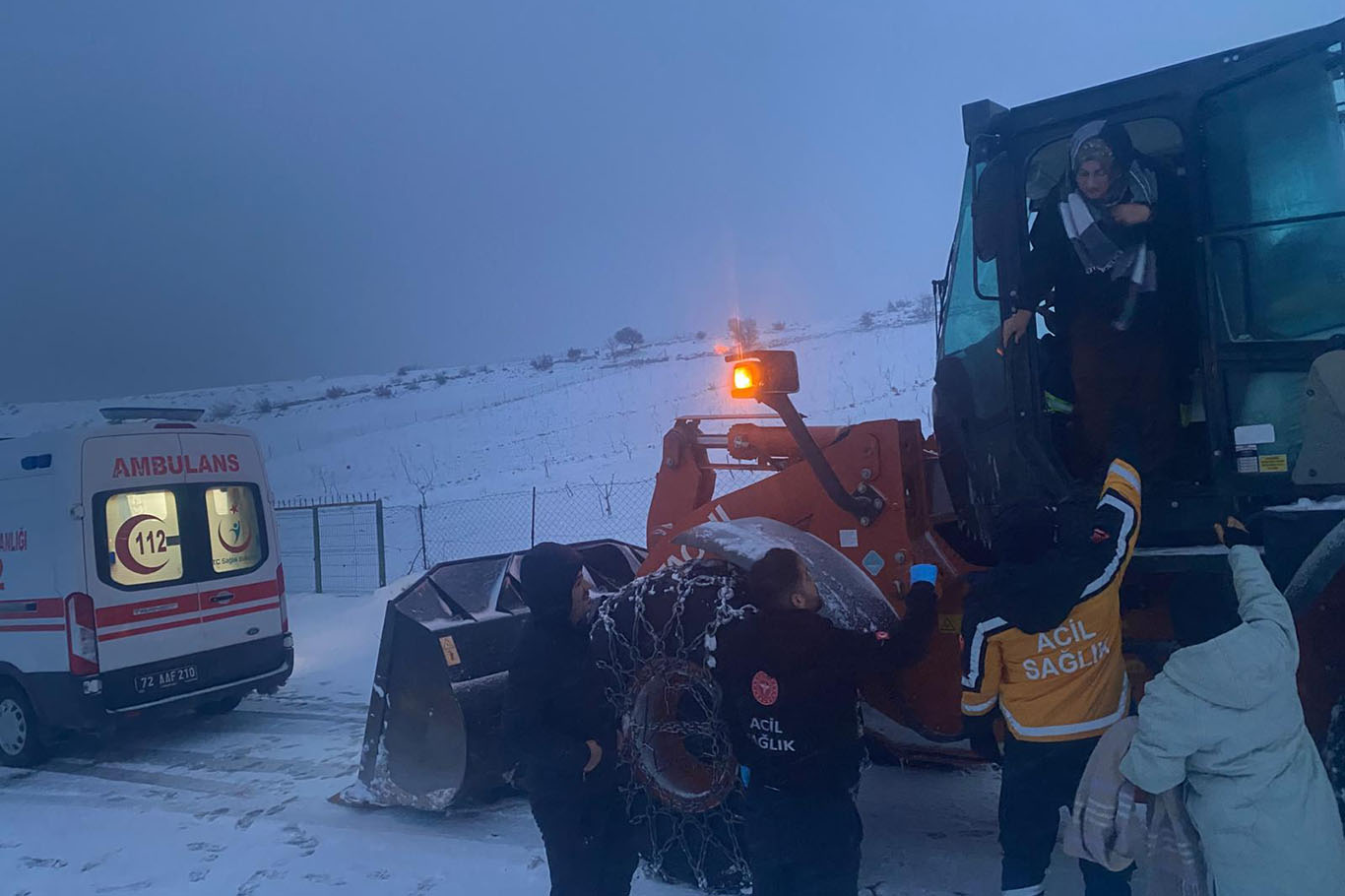 Hasankeyf'te kar engelini aşan ekipler hamile vatandaşa ulaştı
