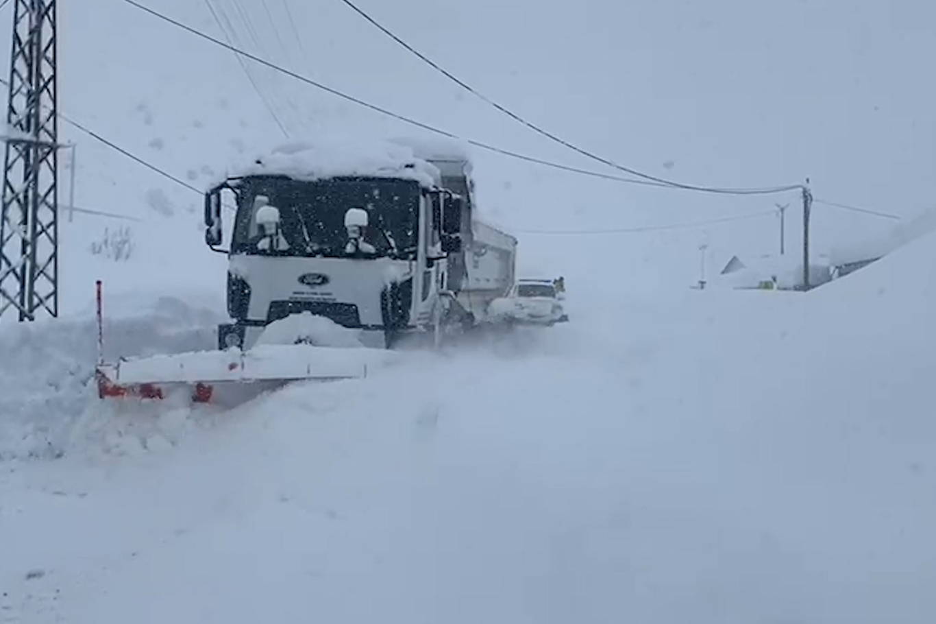 Şırnak'ta kar temizleme çalışmaları devam ediyor