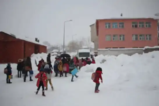 Siirt’te yoğun kar nedeniyle eğitime 1 gün ara verildi