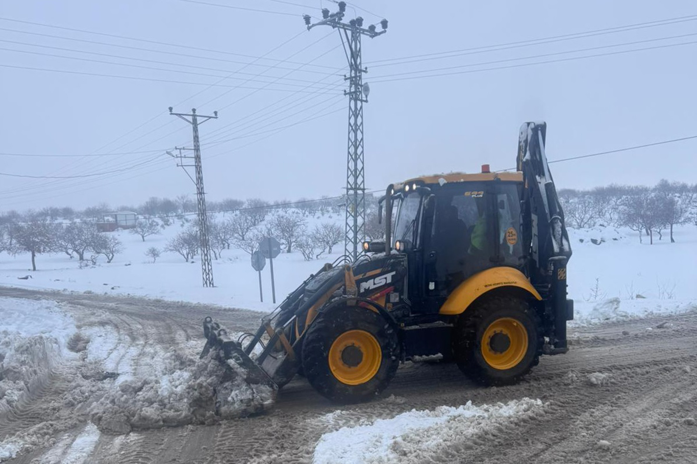 Gaziantep’te karla kaplı kırsal mahalle yollarında çalışmalar devam ediyor