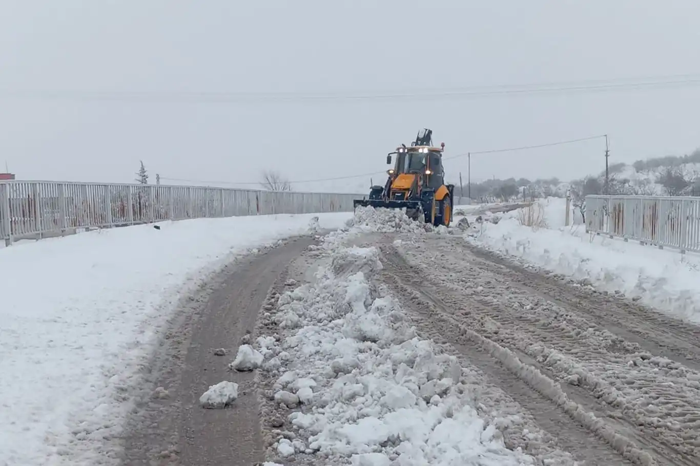 Gaziantep’te karla kaplı kırsal mahalle yollarında çalışmalar devam ediyor
