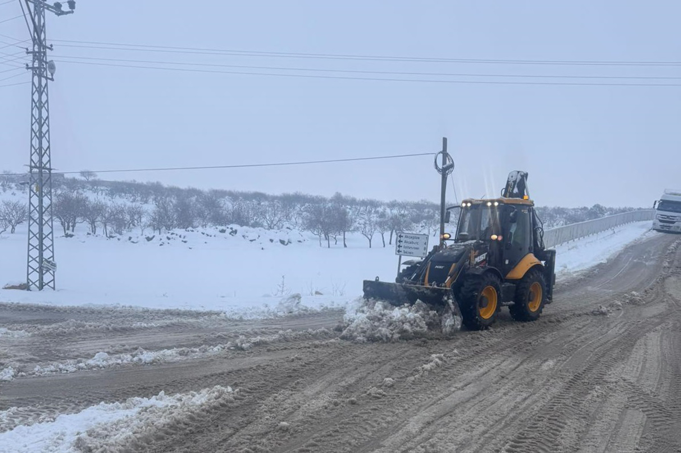 Gaziantep’te karla kaplı kırsal mahalle yollarında çalışmalar devam ediyor