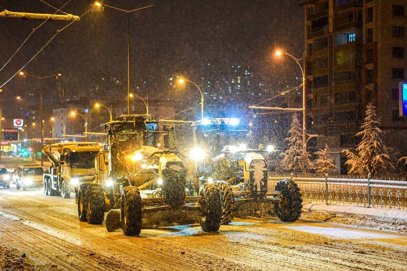 Malatya'da açılan yollar, yoğun kar yağışı nedeniyle tekrar kapanıyor