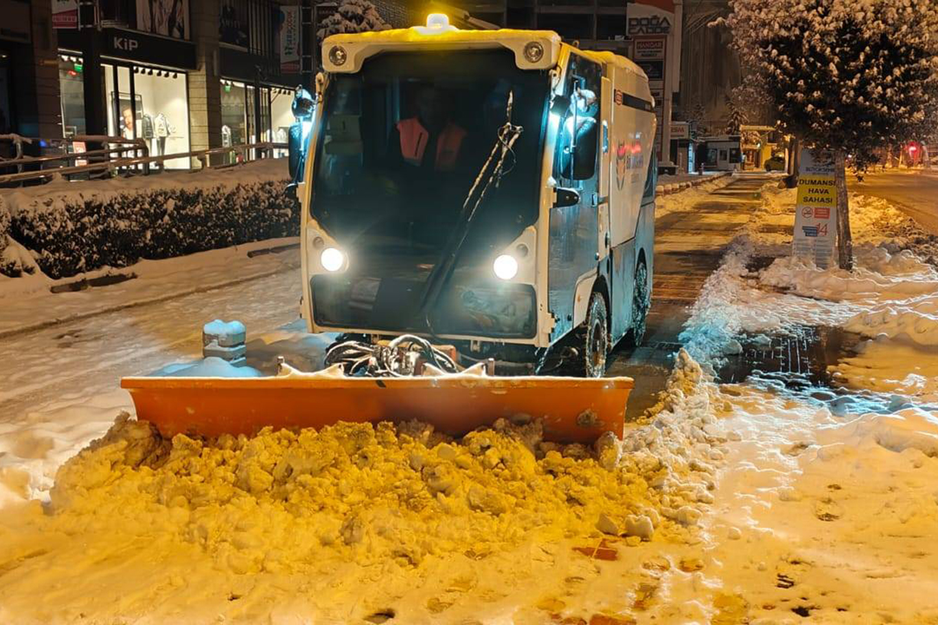 Malatya'da açılan yollar, yoğun kar yağışı nedeniyle tekrar kapanıyor