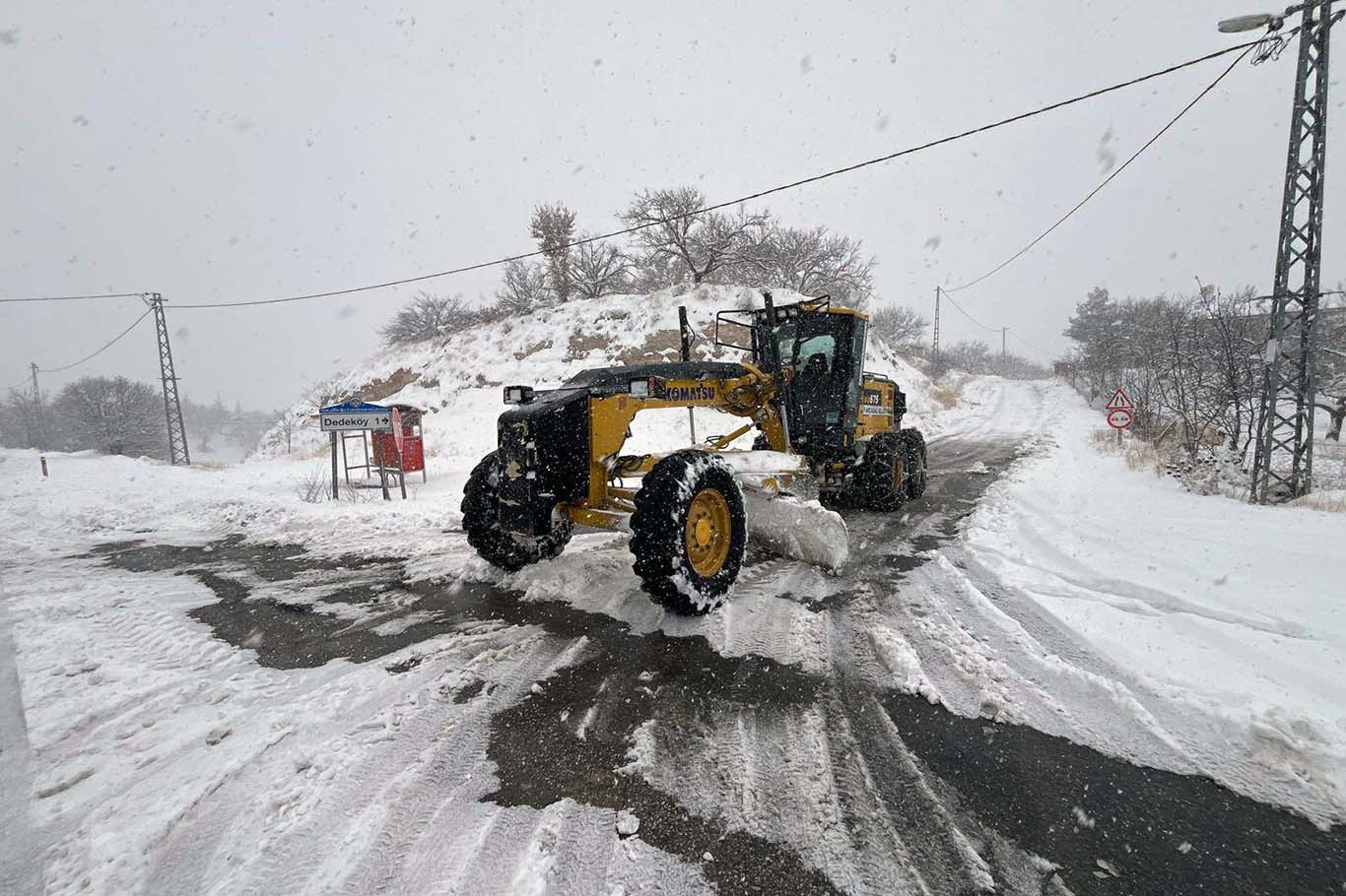 Malatya'da açılan yollar, yoğun kar yağışı nedeniyle tekrar kapanıyor