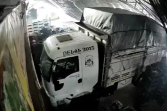 Yenihal’de çatının çökme anı güvenlik kameralarına yansıdı