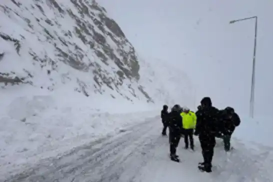 Hakkari’de kar kalınlığı 2 metreyi aştı