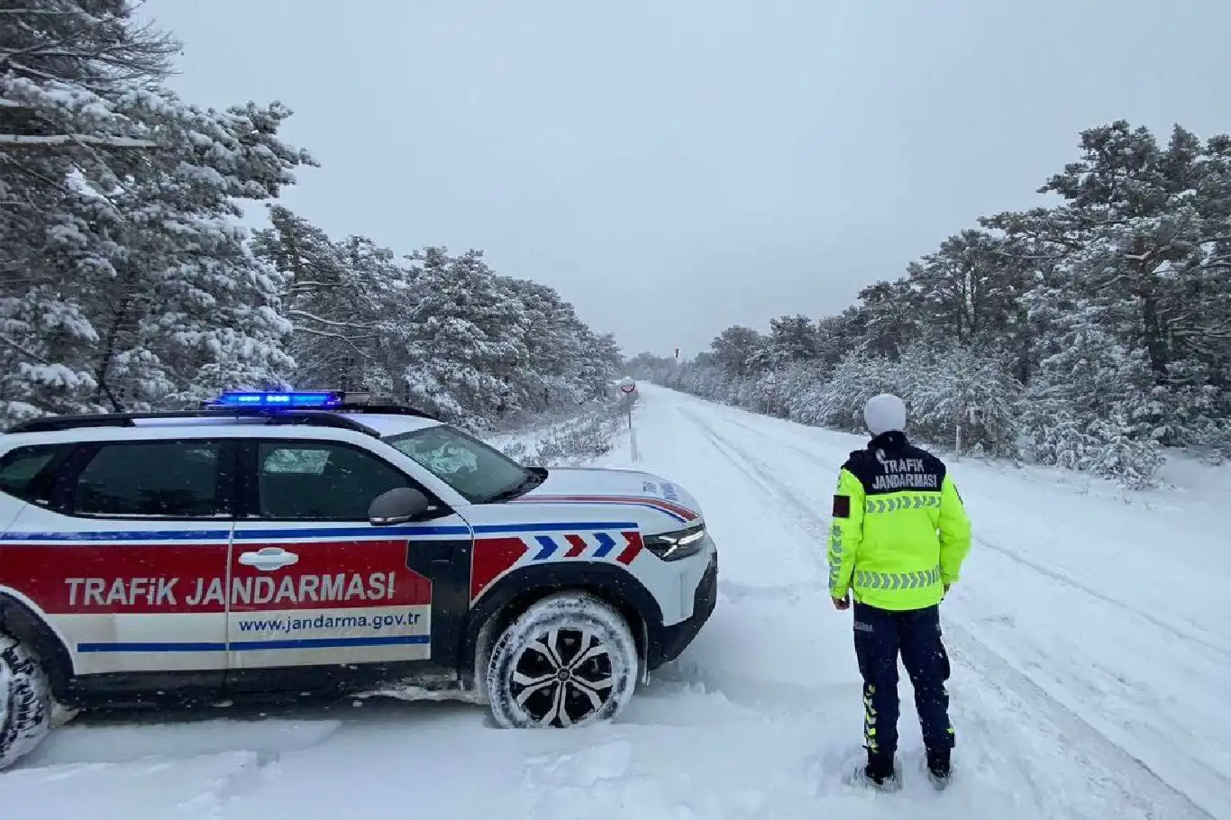 Kars-Ardahan yolu yoğun kar nedeniyle tır trafiğine kapatıldı
