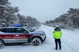 Kars-Ardahan yolu yoğun kar nedeniyle tır trafiğine kapatıldı