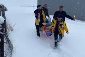 Yolu kapalı olan köyde rahatsızlana 72 yaşındaki hasta hastaneye ulaştırıldı