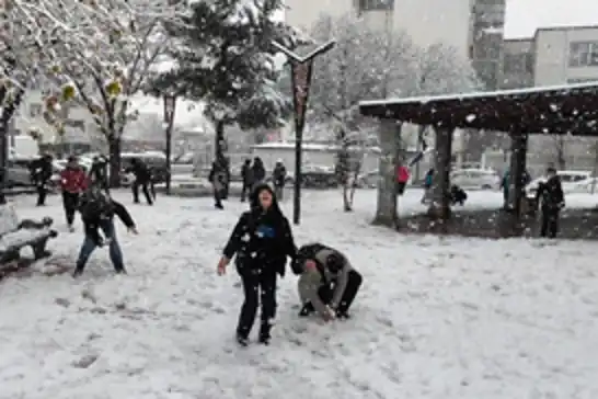 Yoğun kar yağışı, soğuk hava ve buzlanma nedeniyle 2 Ocak 2026'da  kar tatili olan iller 