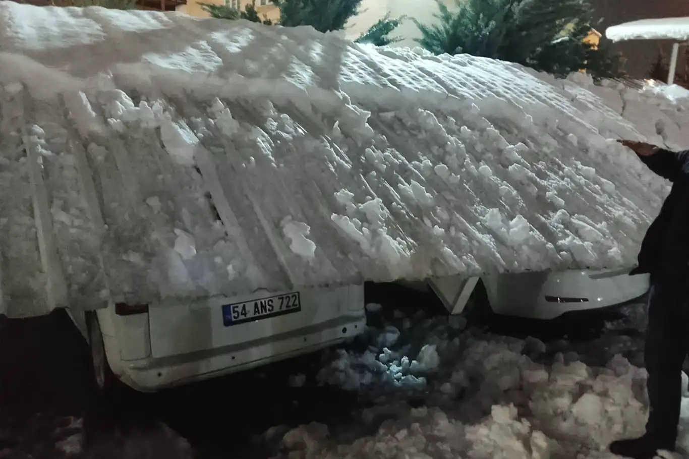 Batman’da kar nedeniyle garaj çöktü: Çok sayıda araç hasar aldı