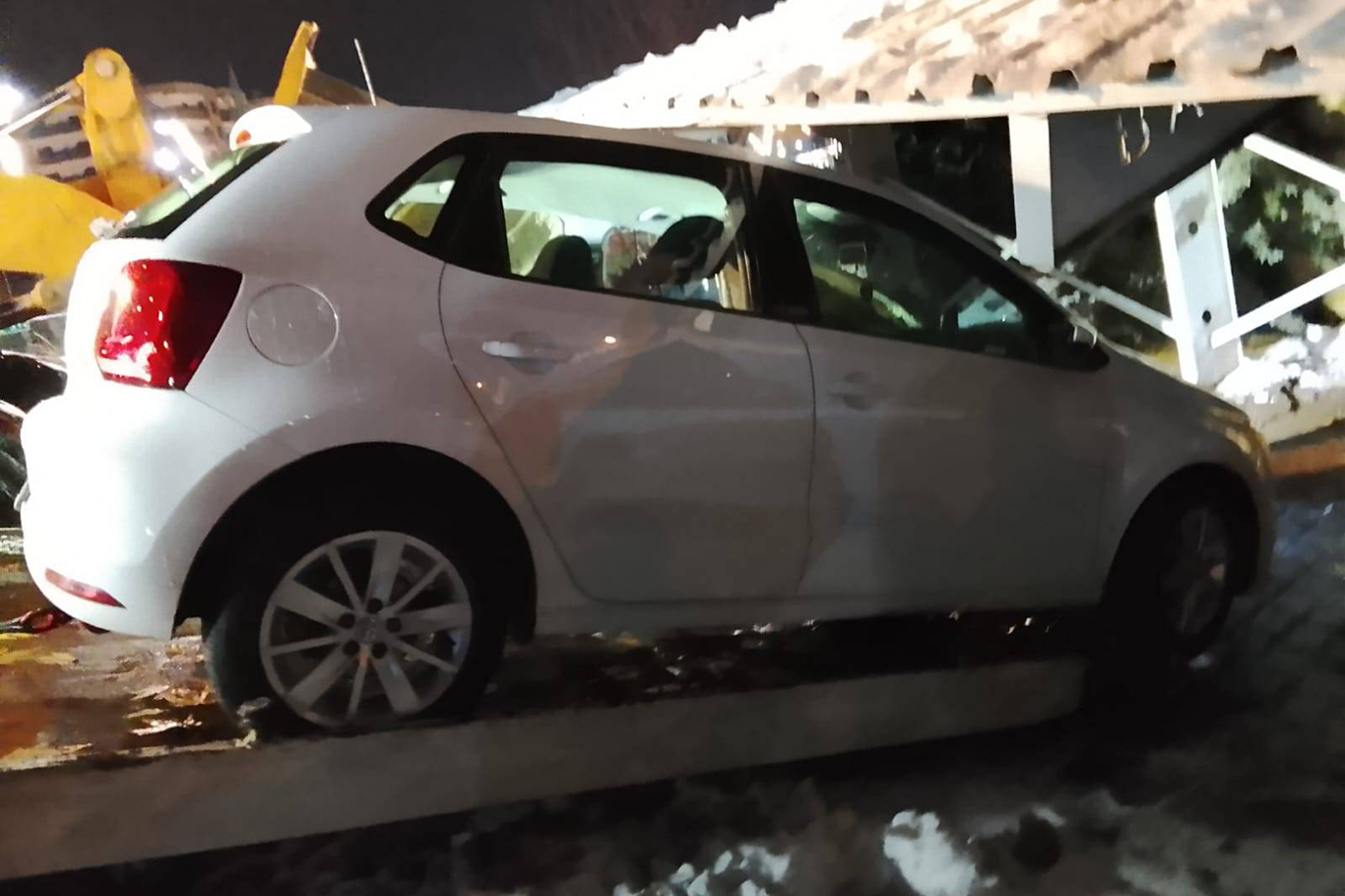 Batman’da kar nedeniyle garaj çöktü: Çok sayıda araç hasar aldı