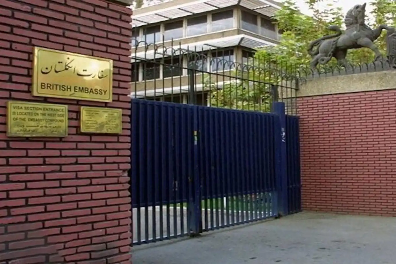 İngiltere, Tahran Büyükelçiliğini kapattı