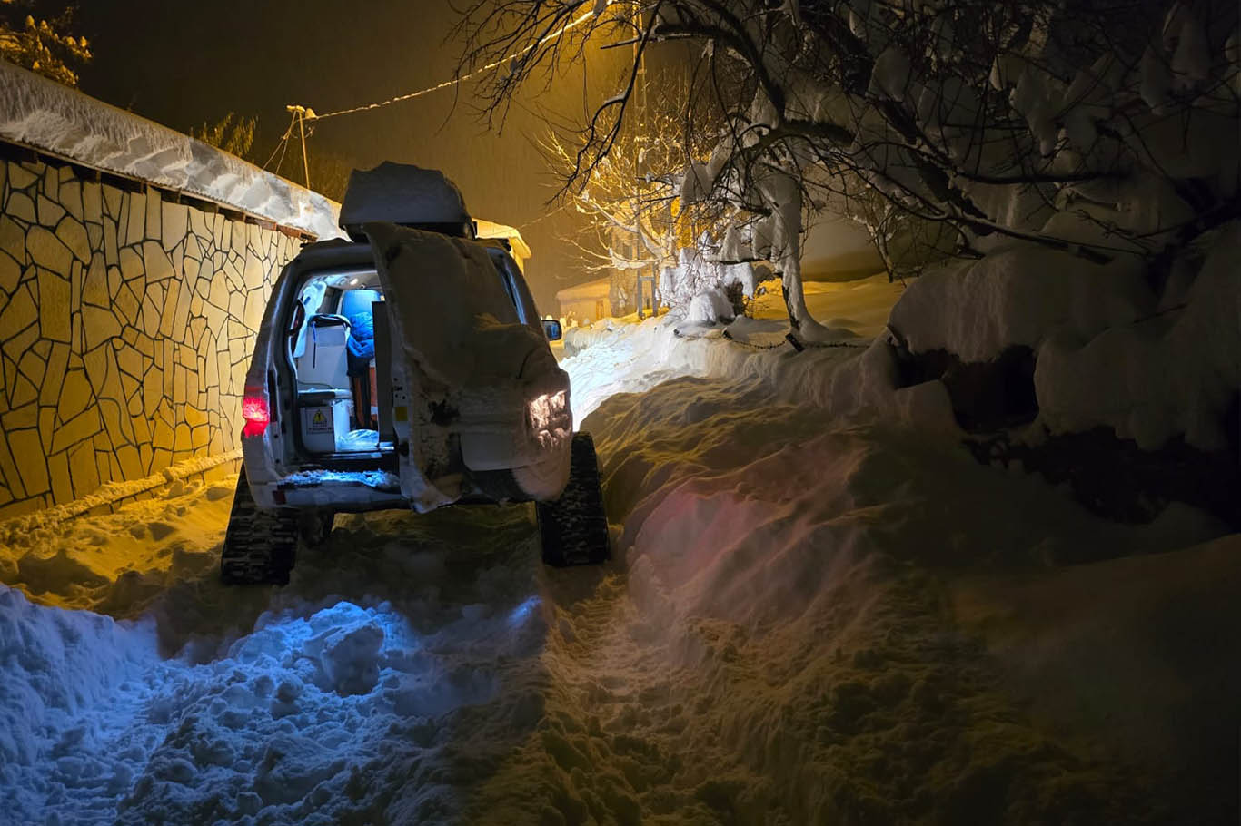 Bingöl’de kar yağışına rağmen hastalara sağlık hizmeti