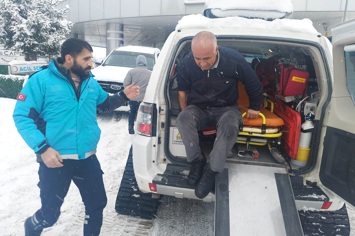 Bingöl’de kar yağışına rağmen hastalara sağlık hizmeti