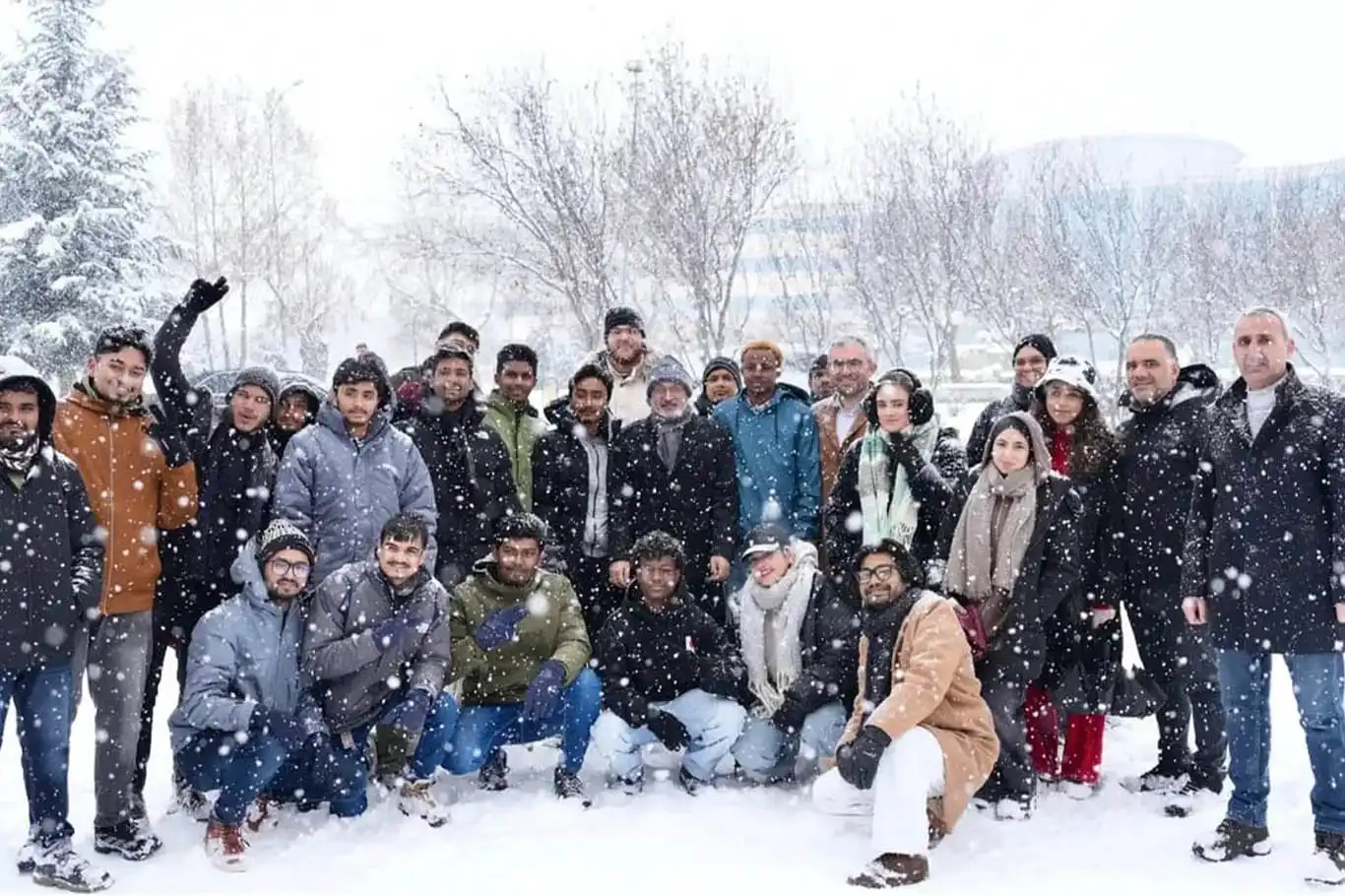 Bingöl'de Afrikalı öğrenciler kar sevinci yaşadı