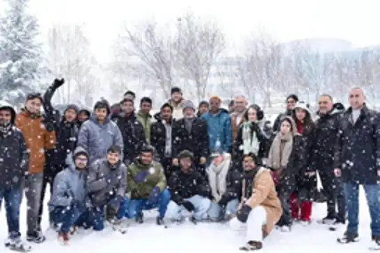 Bingöl'de Afrikalı öğrenciler kar sevinci yaşadı