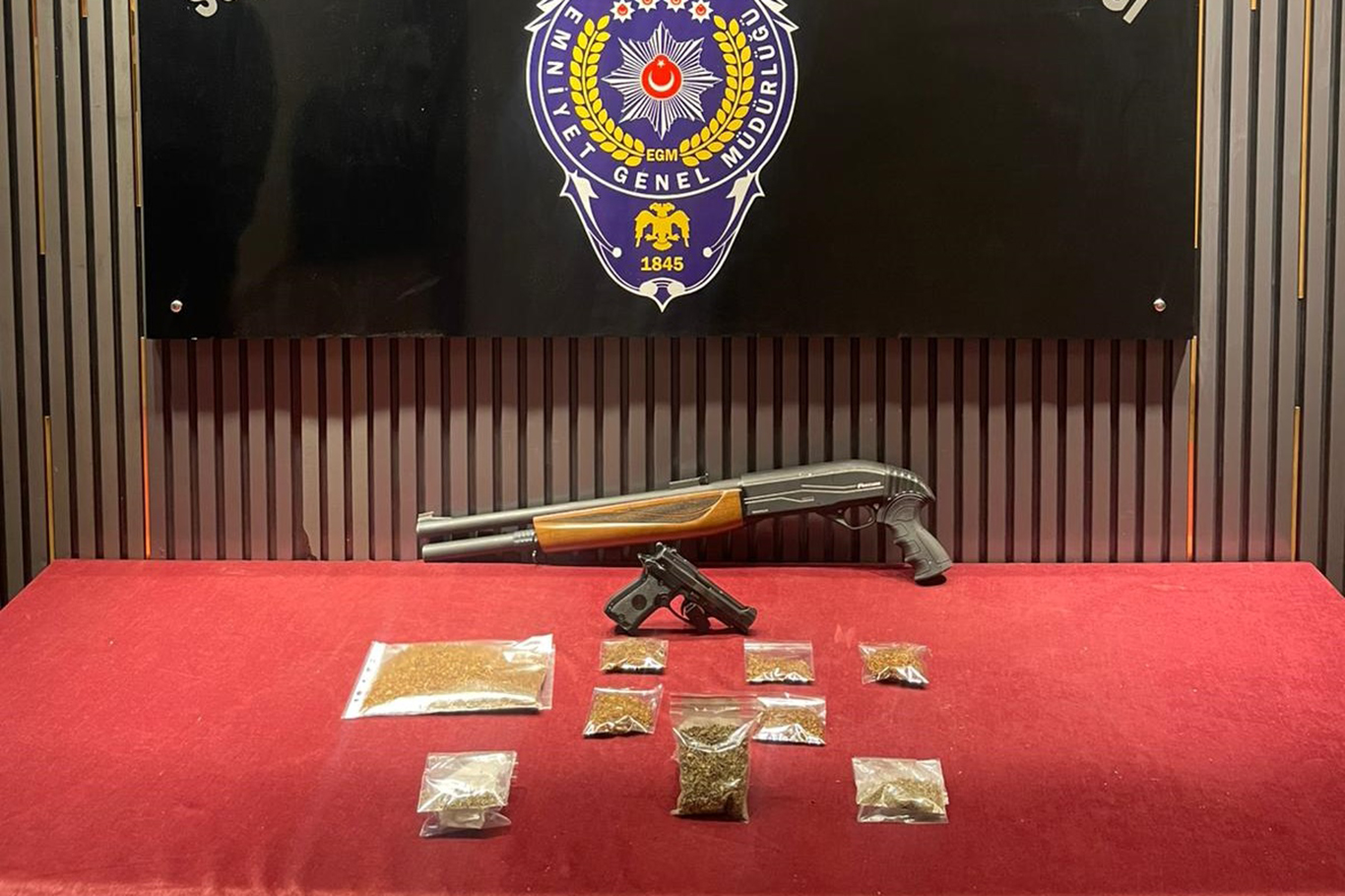 Gaziantep'te ruhsatsız silah ve uyuşturucu ele geçirildi