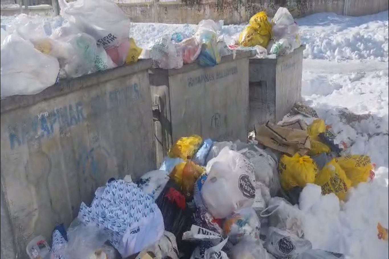 Diyarbakır’da çöp konteynerleri taştı, vatandaşlar tepkili