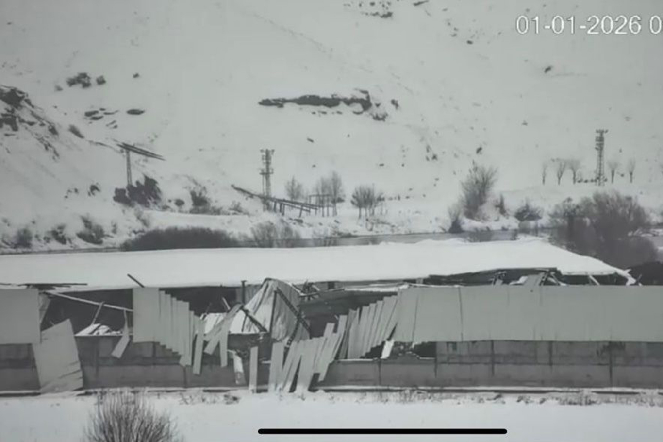 Bismil'de karın ağırlığına dayanamayan çatılar çöktü: 20 biçerdöver hasar gördü