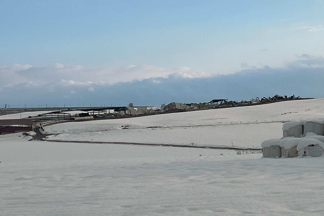 Bismil'de karın ağırlığına dayanamayan çatılar çöktü: 20 biçerdöver hasar gördü