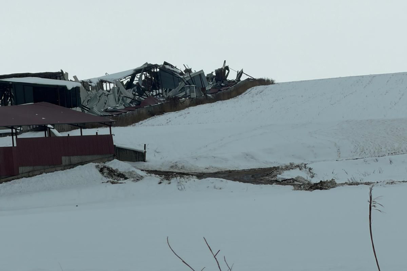Bismil'de karın ağırlığına dayanamayan çatılar çöktü: 20 biçerdöver hasar gördü
