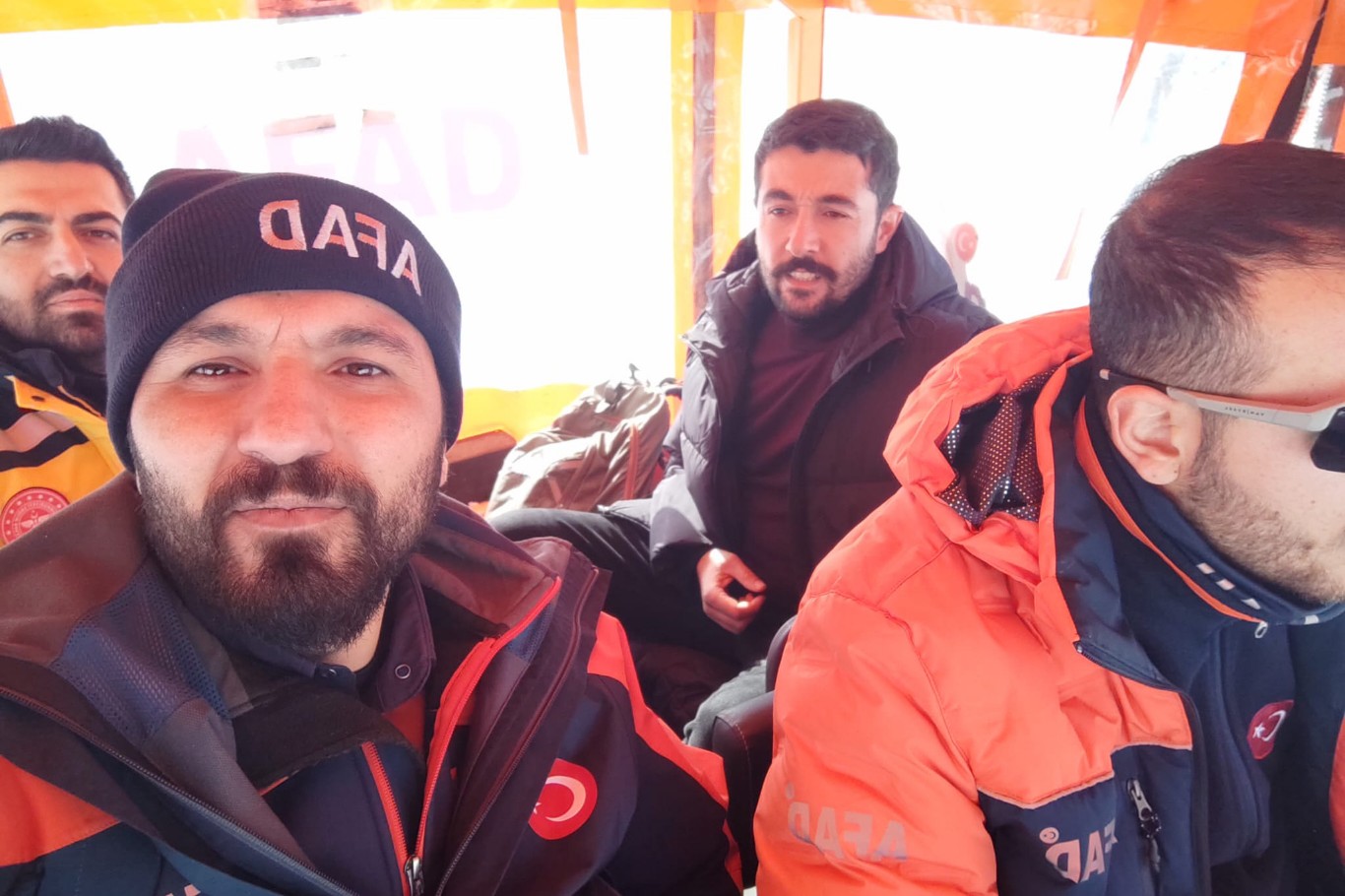 Karda damdan düşüp kolu kırılan kişi, paletli araçla hastaneye ulaştırıldı