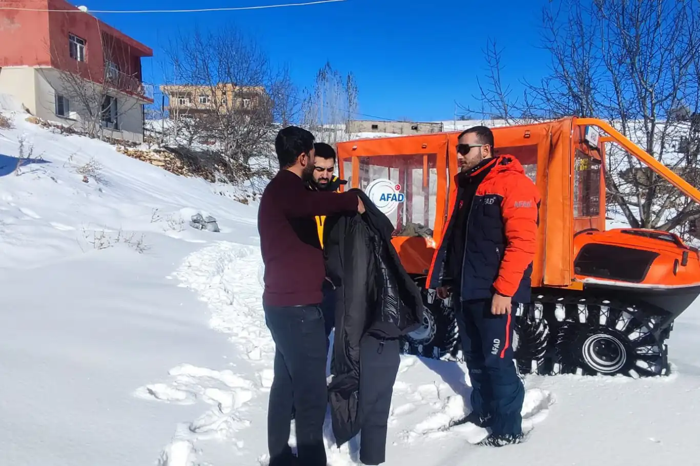 Karda damdan düşüp kolu kırılan kişi, paletli araçla hastaneye ulaştırıldı