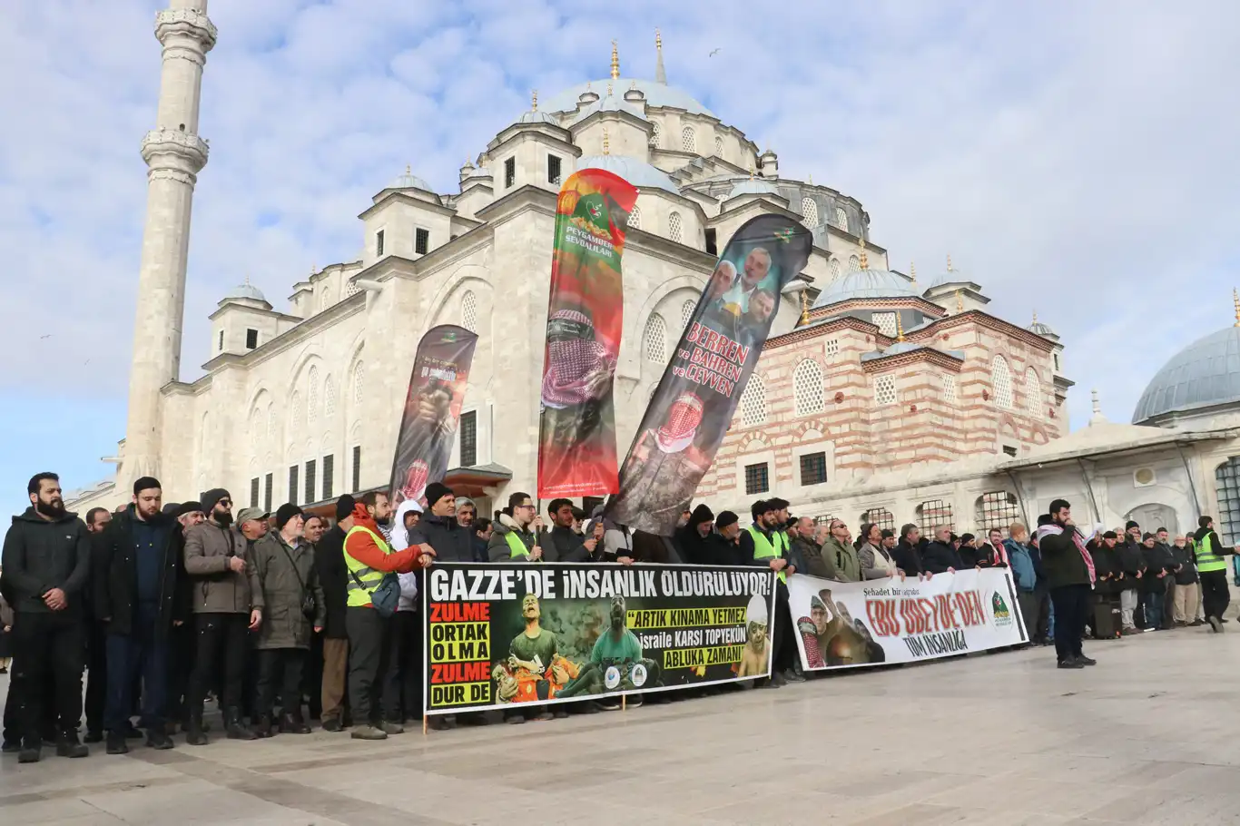 Direnişinin şehid liderleri için gıyabi cenaze namazı