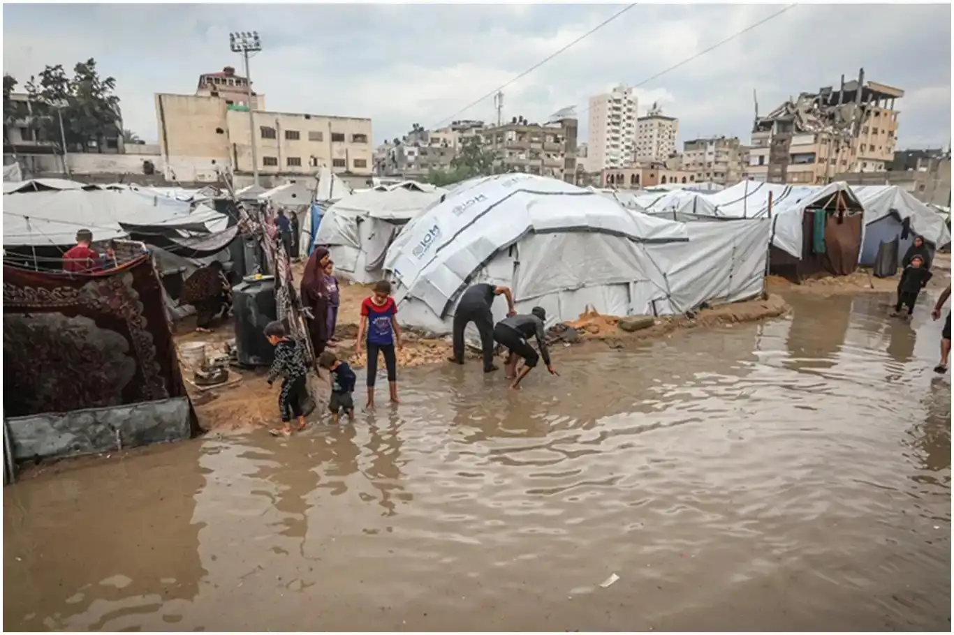 باران و سەرما خێمەکانی ئاوارەکانی غەززەی تێکشکاند: منداڵێک بەهۆی سەرما شەهید بوو