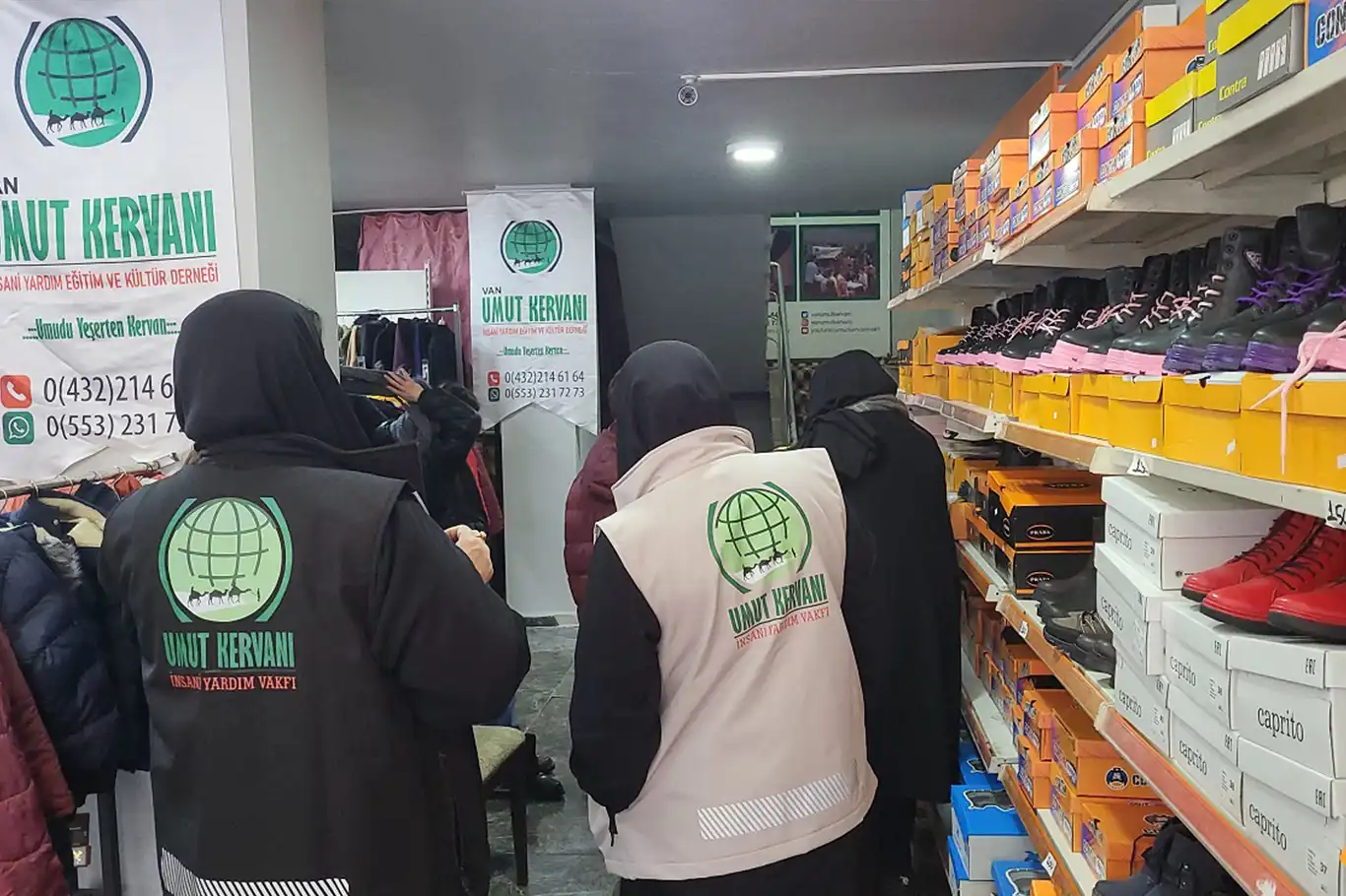 Umut Kervanı’ndan Van’da ihtiyaç sahiplerine kışlık giyim yardımı