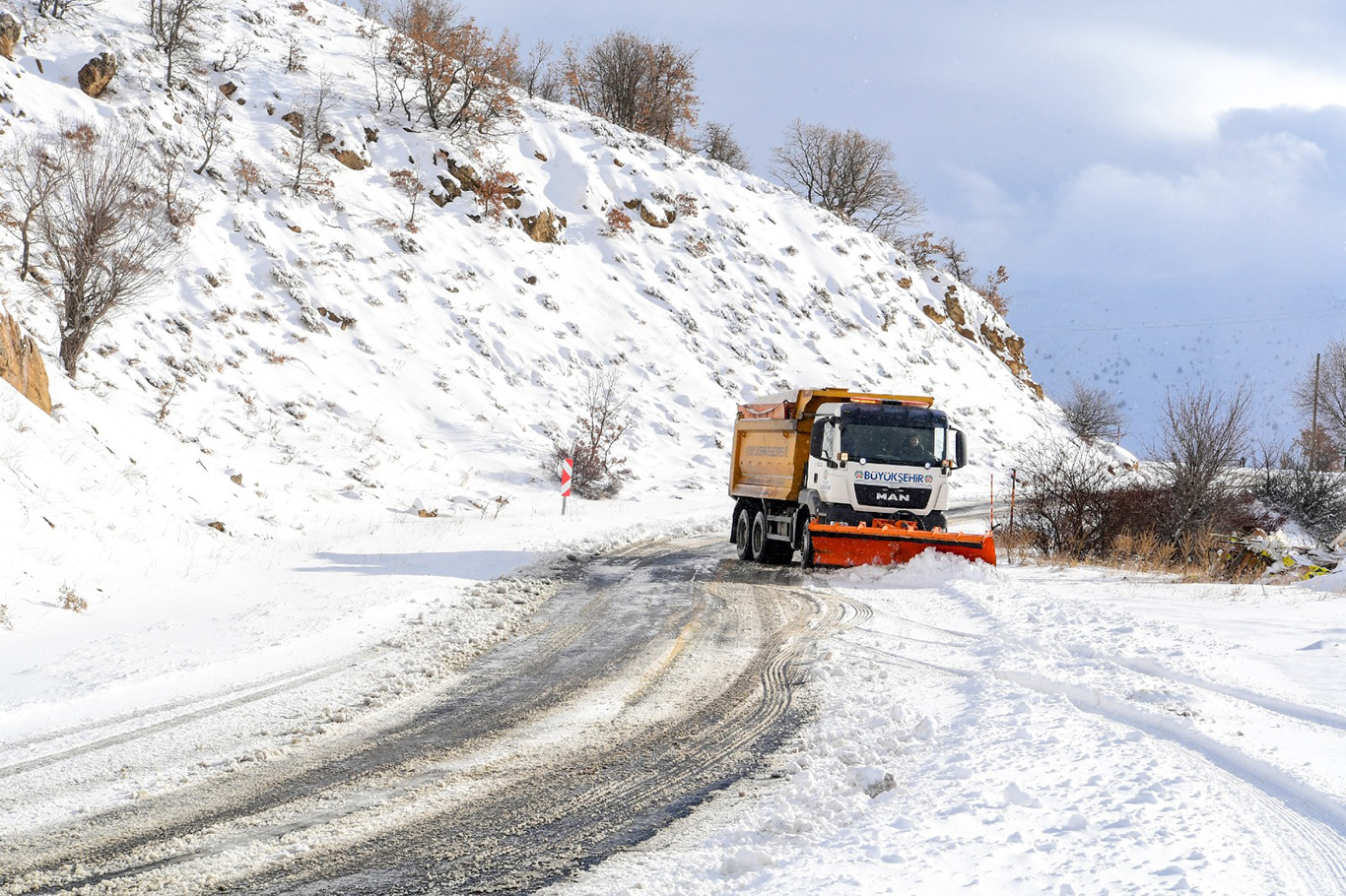 Malatya'da karla mücadele çalışmaları devam ediyor