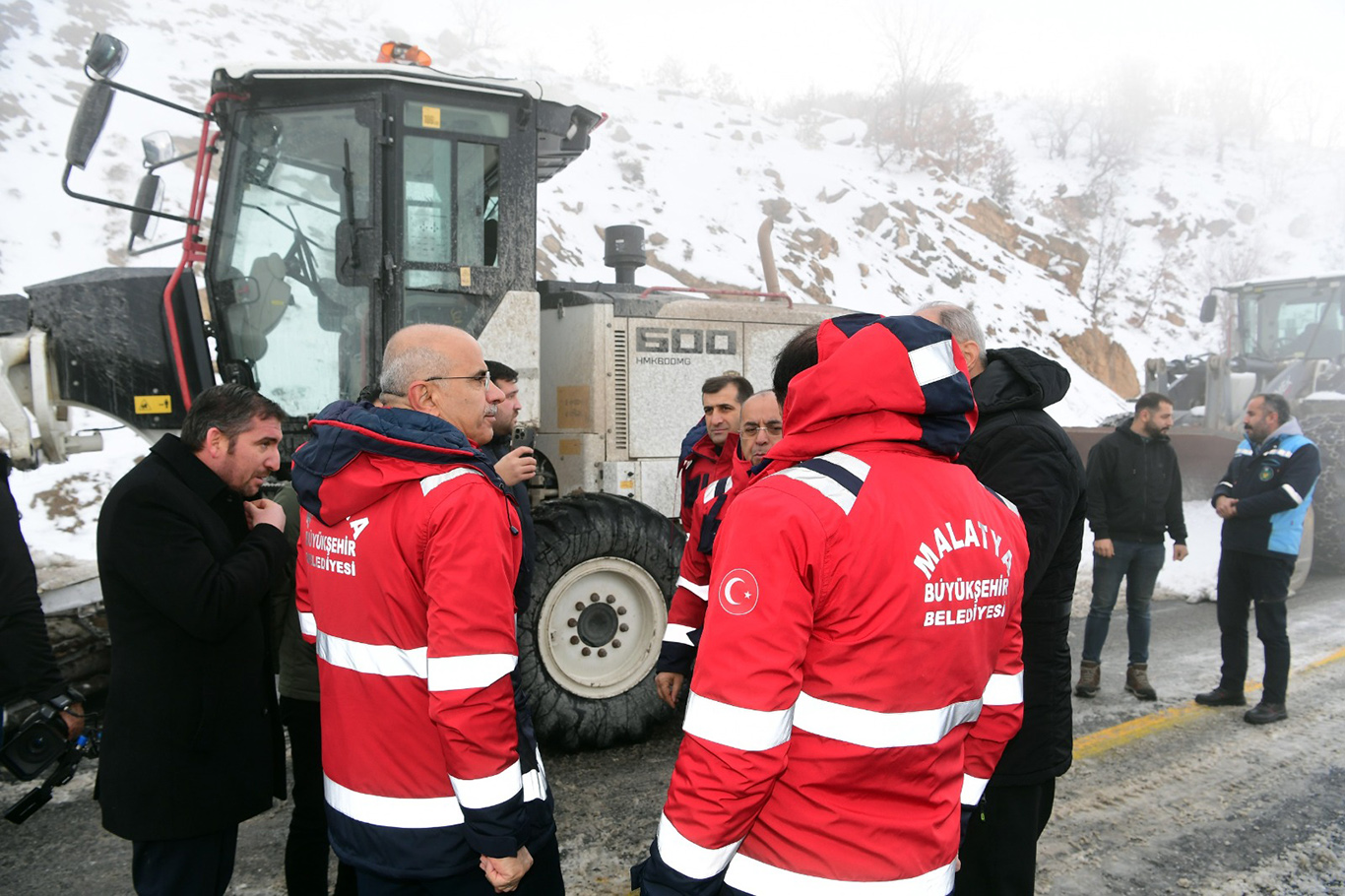 Malatya'da karla mücadele çalışmaları devam ediyor