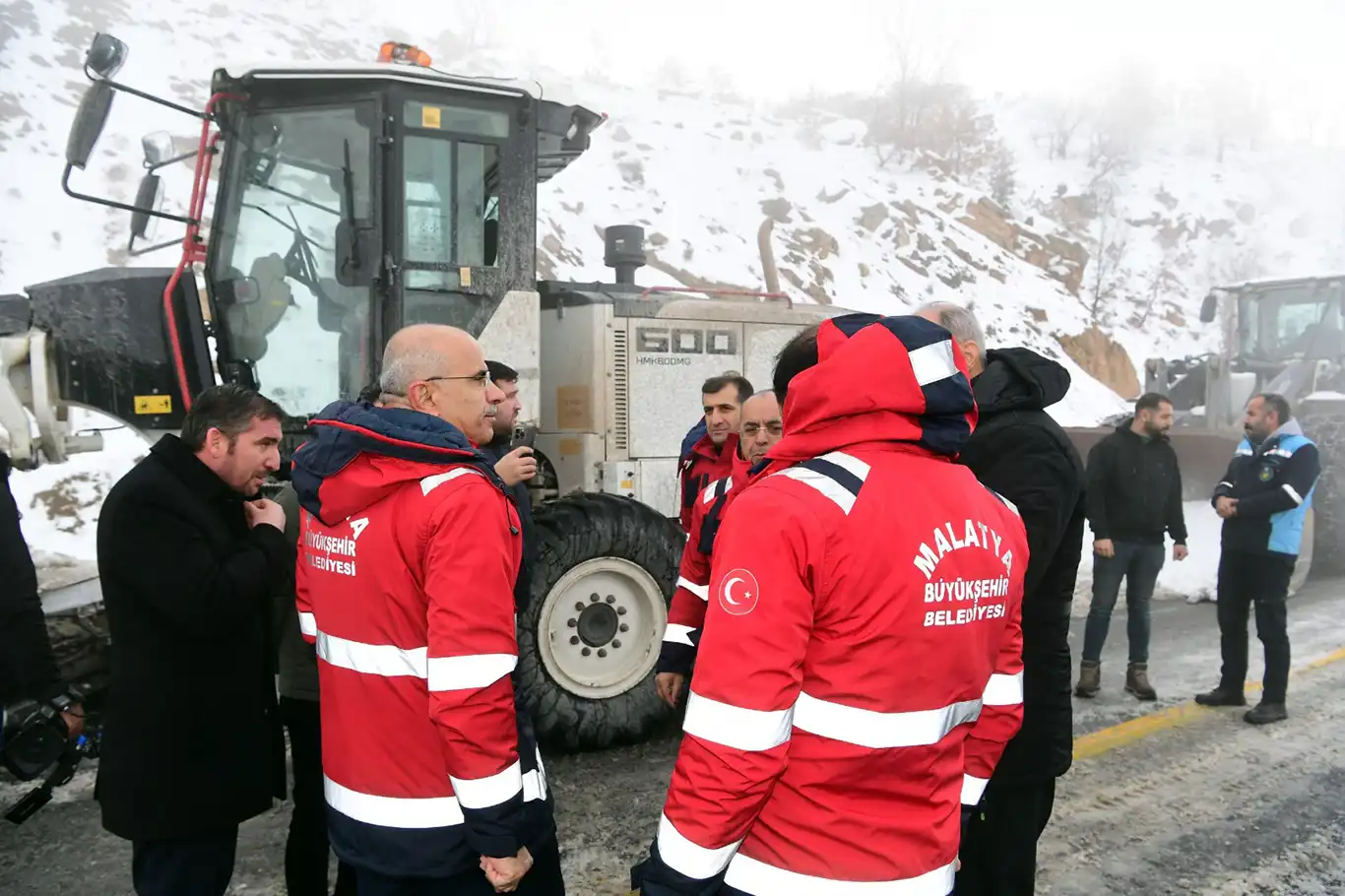 Malatya'da karla mücadele çalışmaları devam ediyor