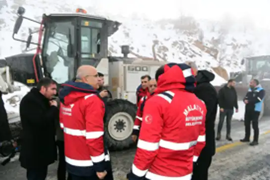 Malatya'da karla mücadele çalışmaları devam ediyor